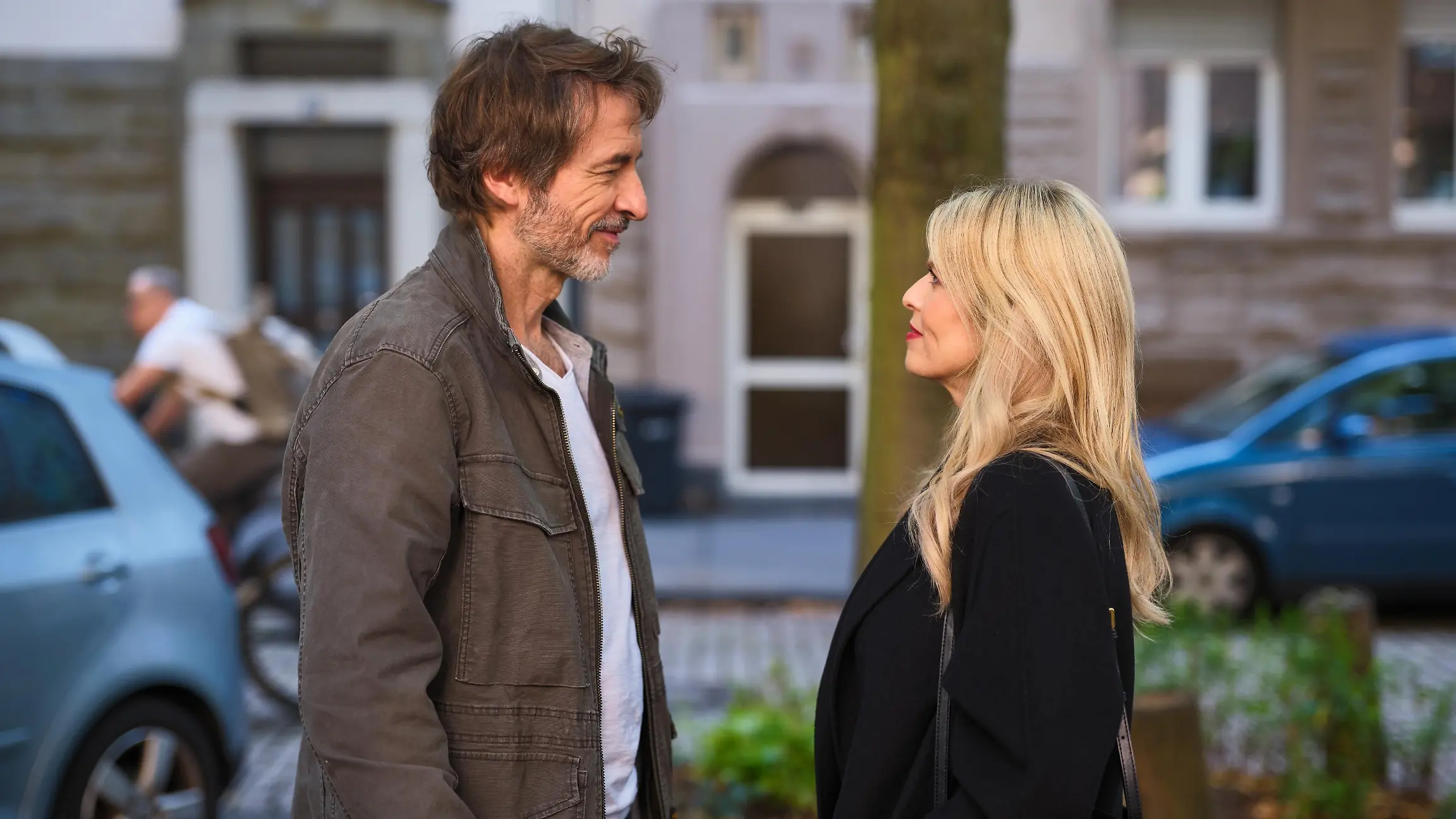 Patrizia (Miriam Lahnstein) und Jori (Guido Broscheit) vergessen, überwältigt von ihrer Begegnung, die Welt um sich herum.
+++ Die Verwendung des sendungsbezogenen Materials ist nur mit dem Hinweis und Verlinkung auf RTL+ gestattet. +++