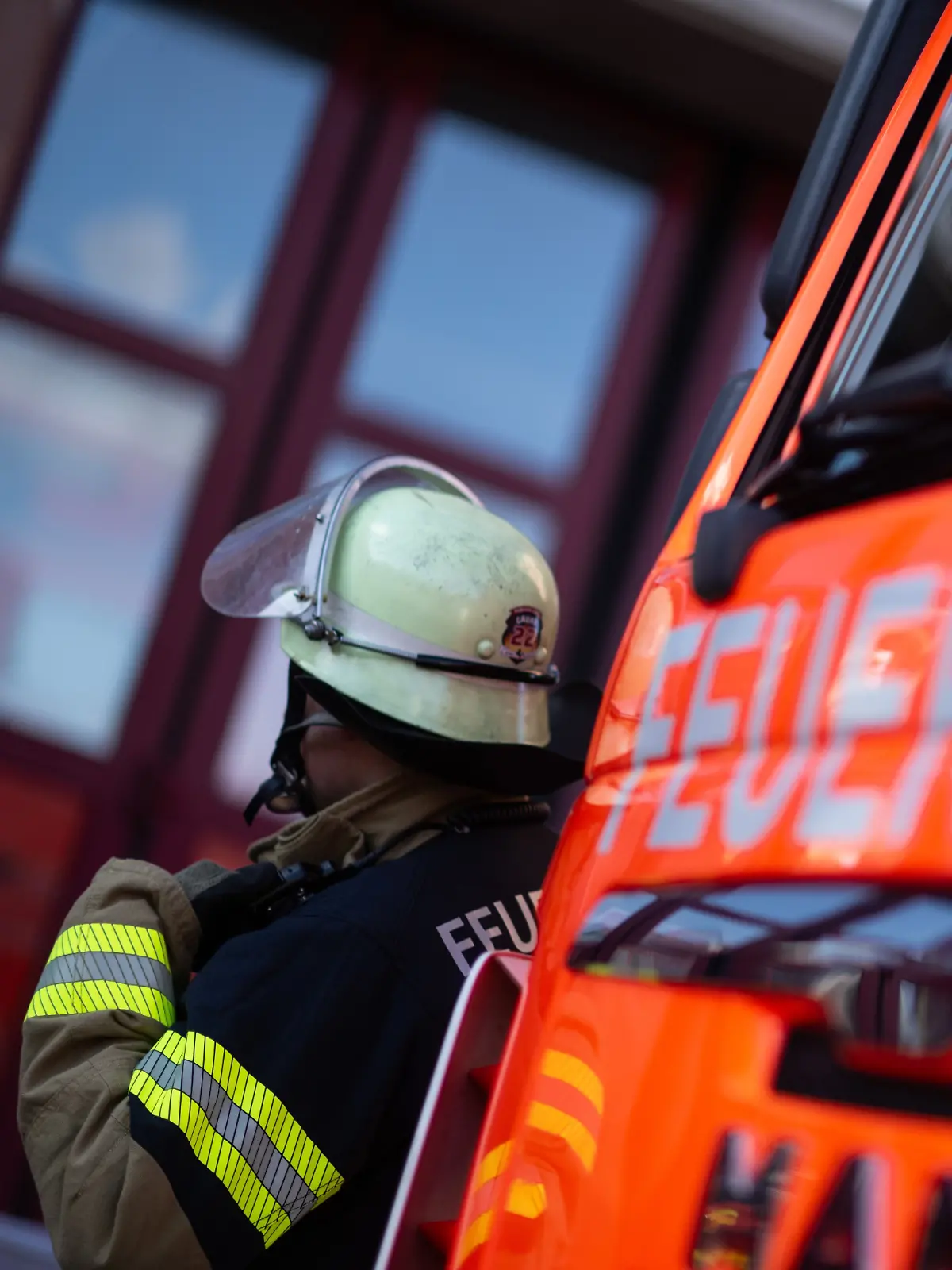 Bild zu: "Mann steckt versehentlich Wohnung in Brand – aus DIESEM Grund"