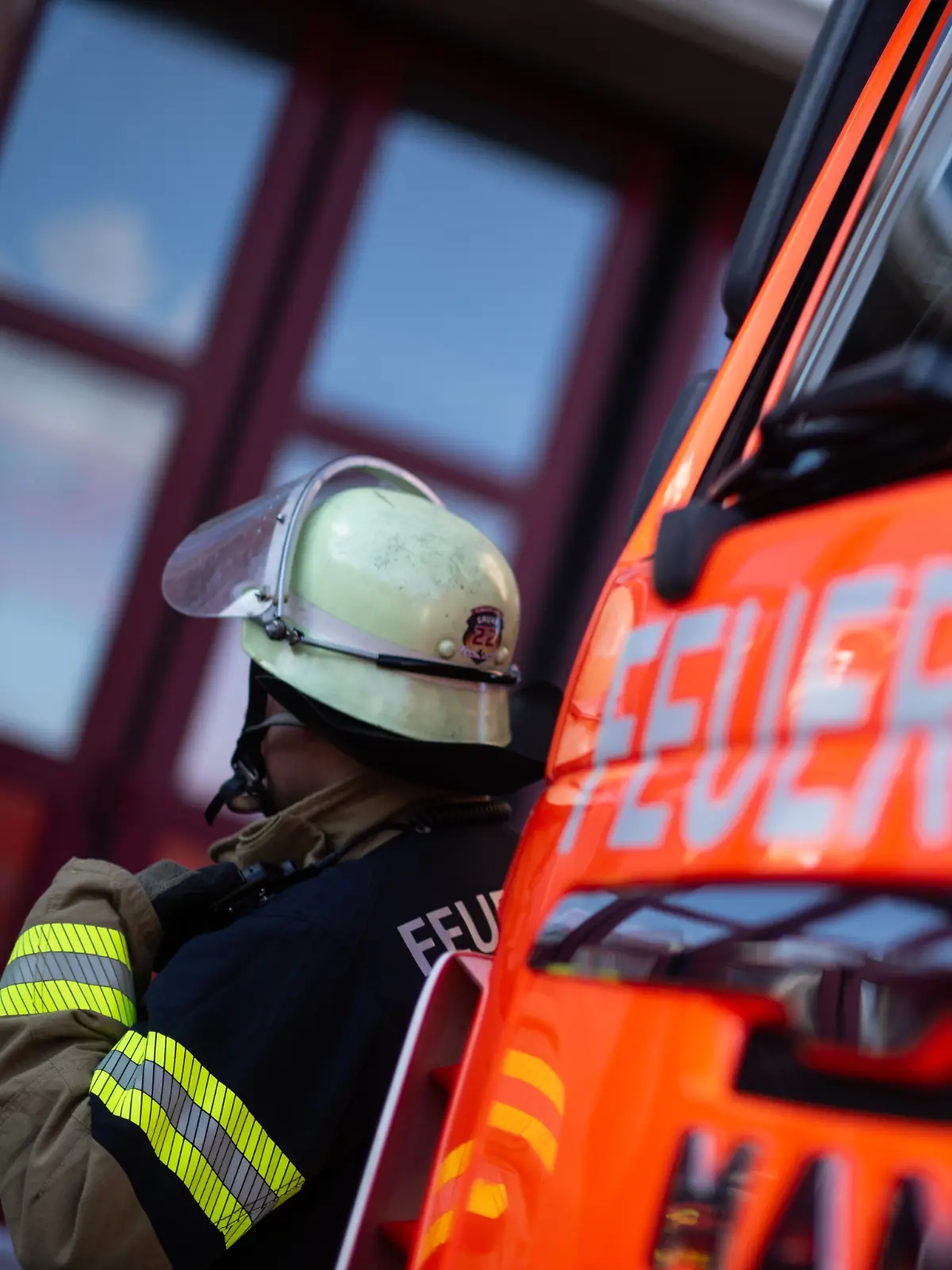 Bild zu: "Küche in Flammen! Eltern bemerken Brand und wollen Baby und Zwillinge (1) retten"