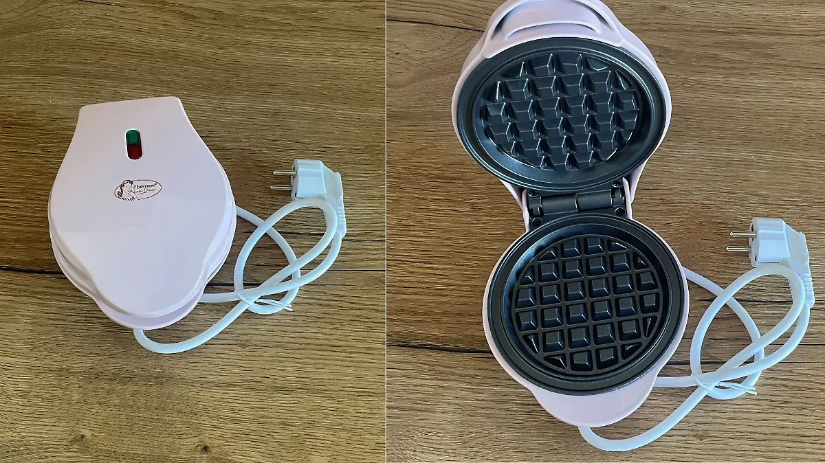 Rosanes Mini-Waffeleisen auf dem Küchentisch 