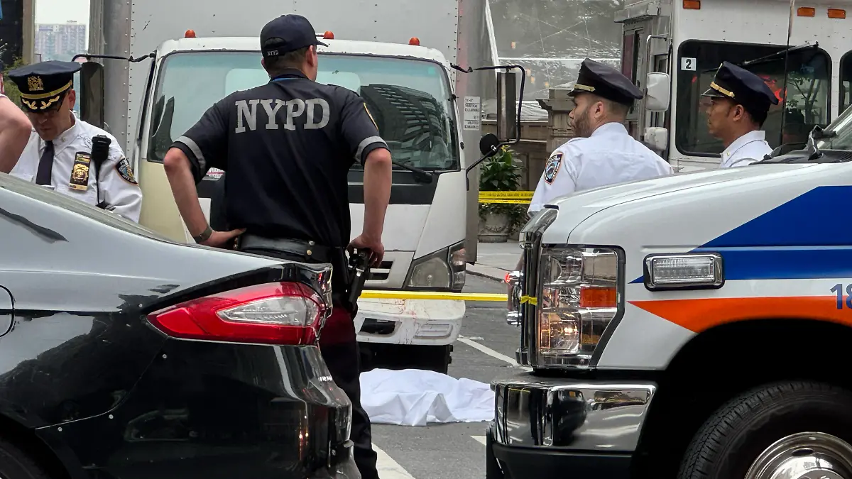 Polizisten sichern den Unglücksort in Manhattan 