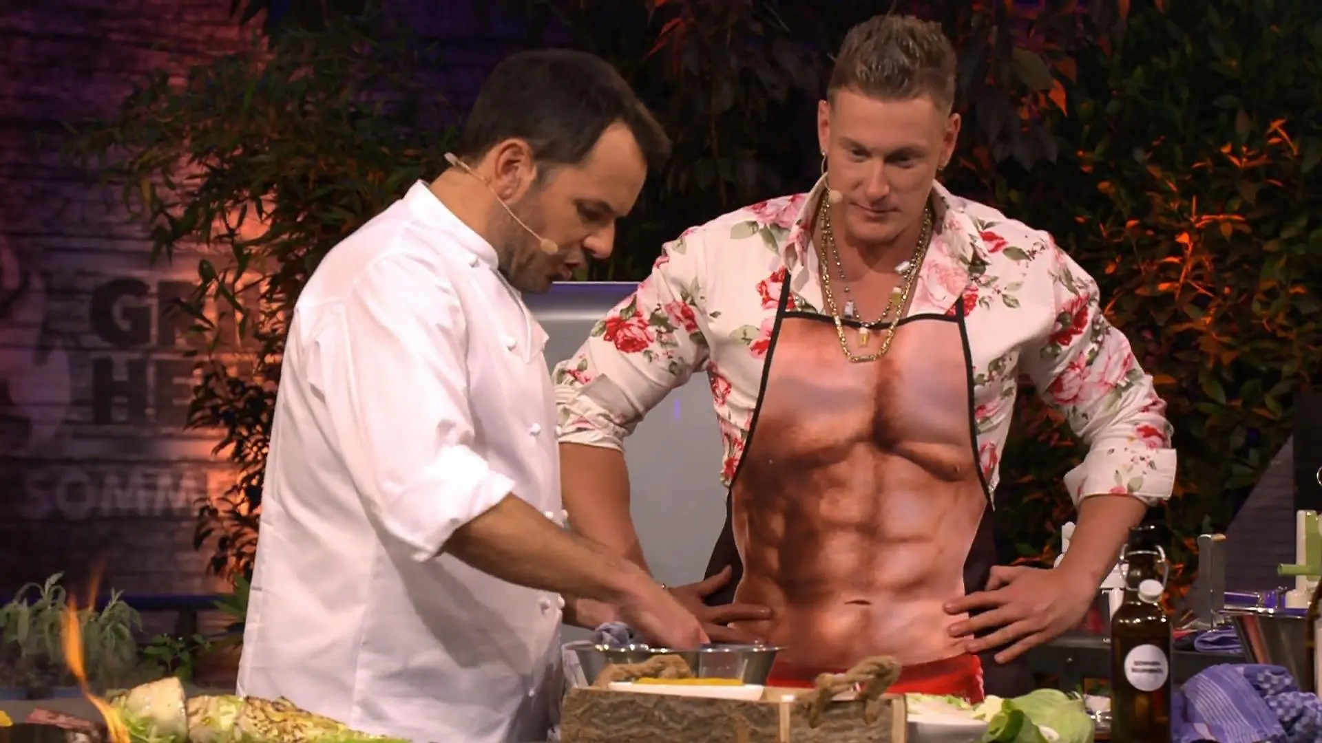 Calvin kämpft mit der Kräuterbutter Steffen eilt zur Hilfe