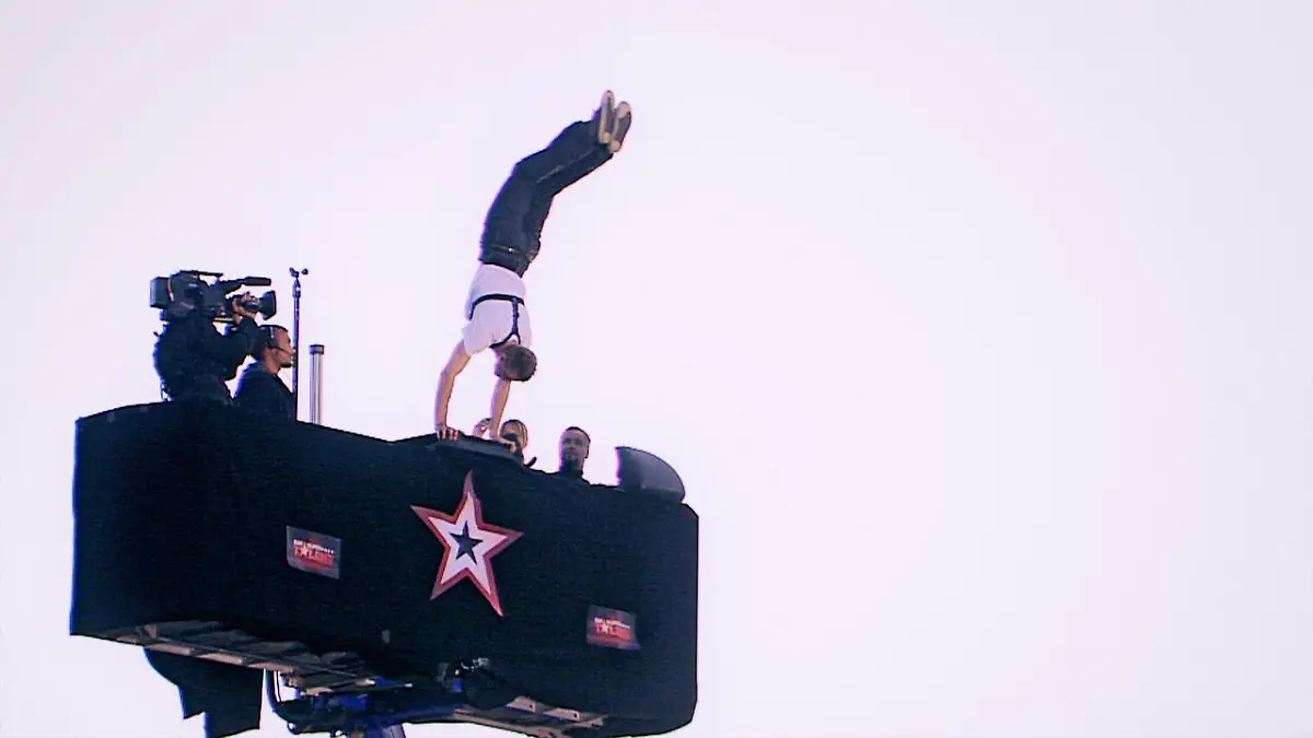 "Bag Jumper" Greg Roe springt aus 40 Metern in die Tiefe Das Supertalent 2014: Show 9