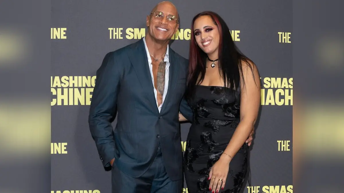 Dwayne Johnson und Tochter Simone vor einer Wand