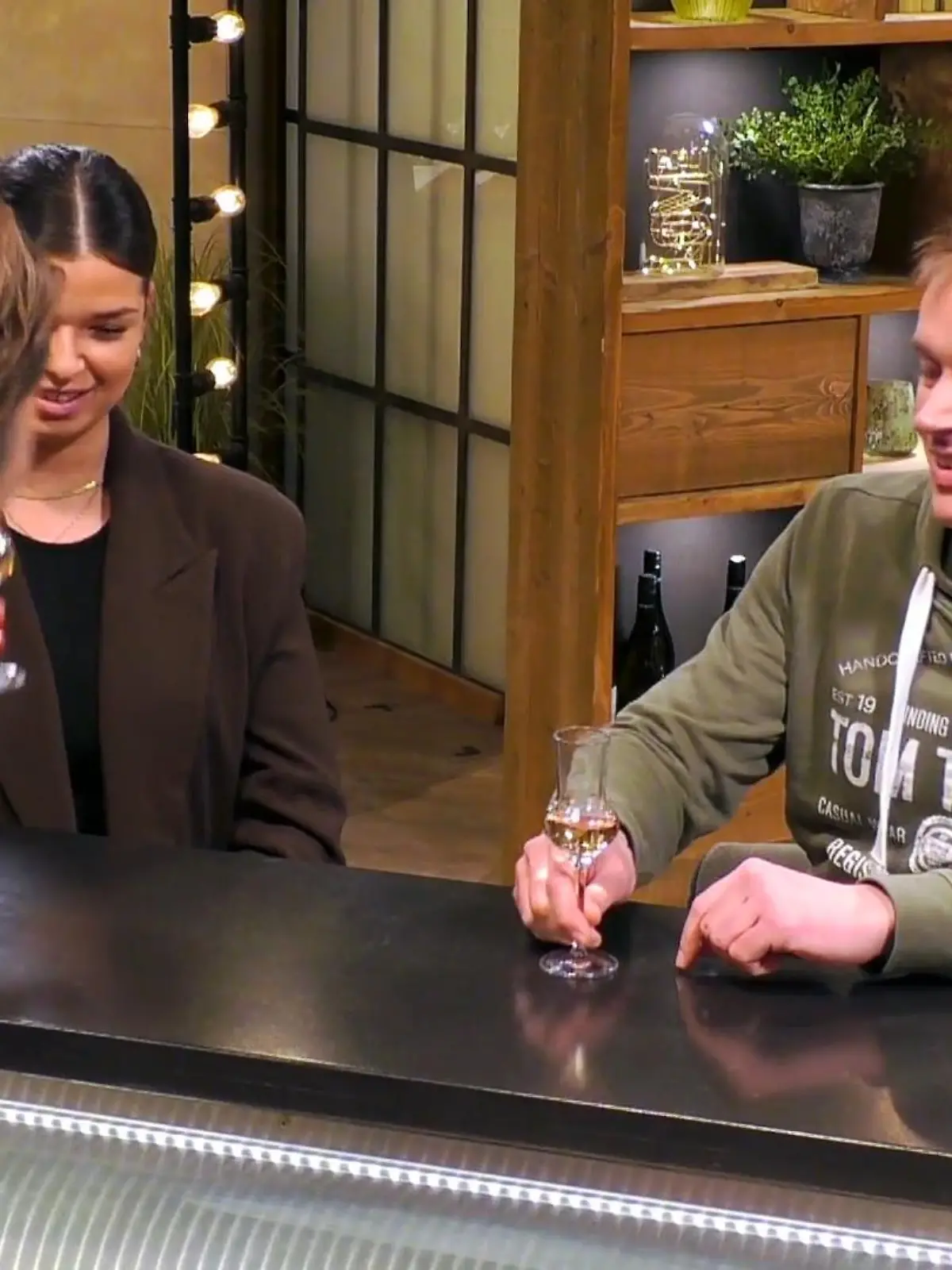 Bild zu: "Beide trinken einen Schnaps gegen die Aufregung"
