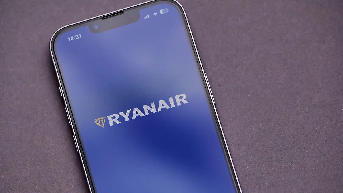 Ohne Handy kein Mitfliegen! Ryanair beendet Ära der Papier-Tickets. (Symbolbild)