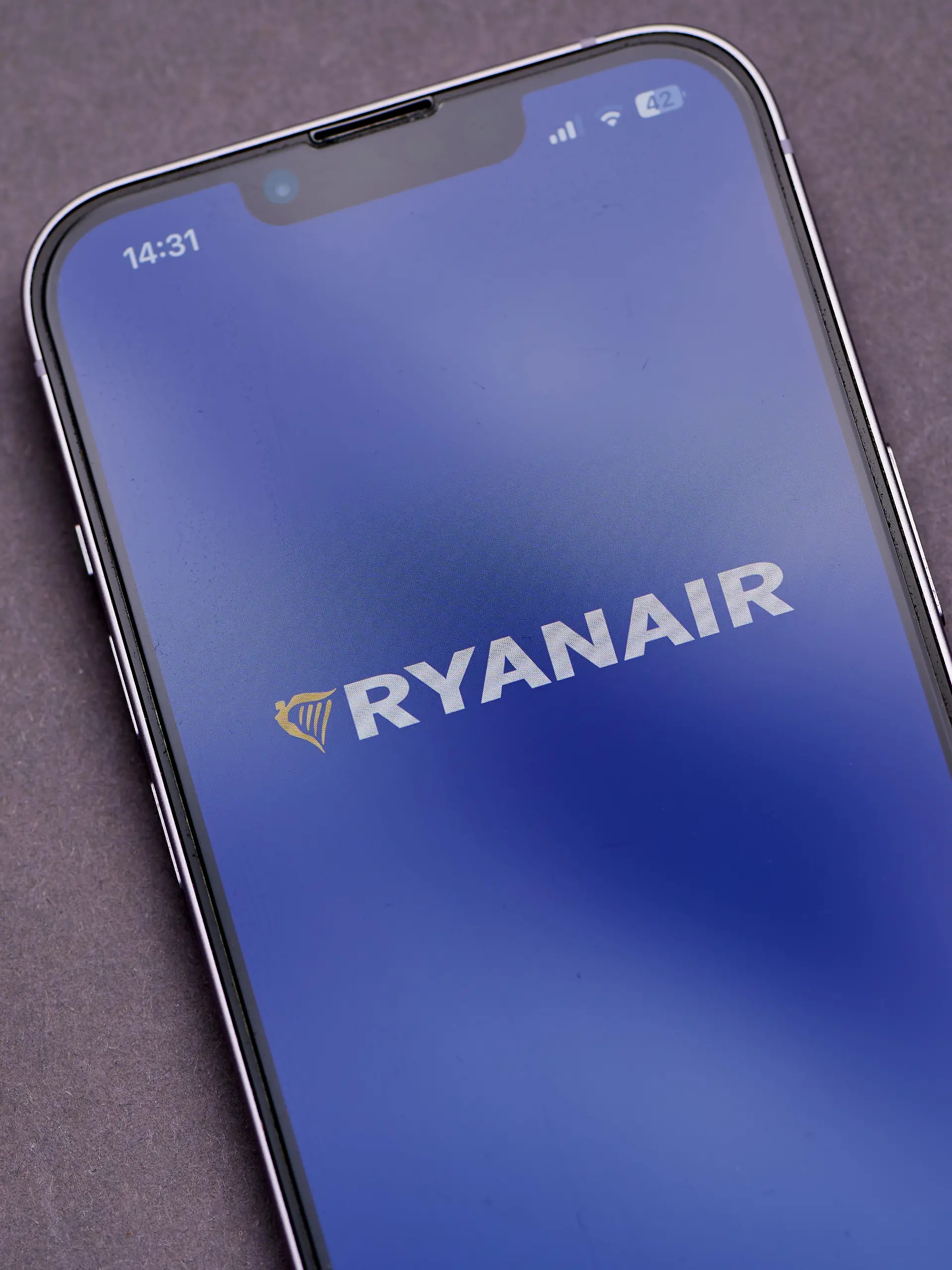 Ohne Handy kein Mitfliegen! Ryanair beendet Ära der Papier-Tickets. (Symbolbild)