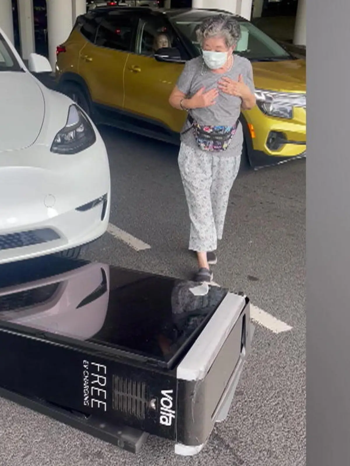 Dieser Tesla-Fahrerhin fehlte wohl der nötige Weitblick beim Fahren. Ohne es zu bemerken, schiebt sie mehrere Meter weit eine Ladesäule vor sich her. Erst ein Passant macht sie darauf aufmerksam.