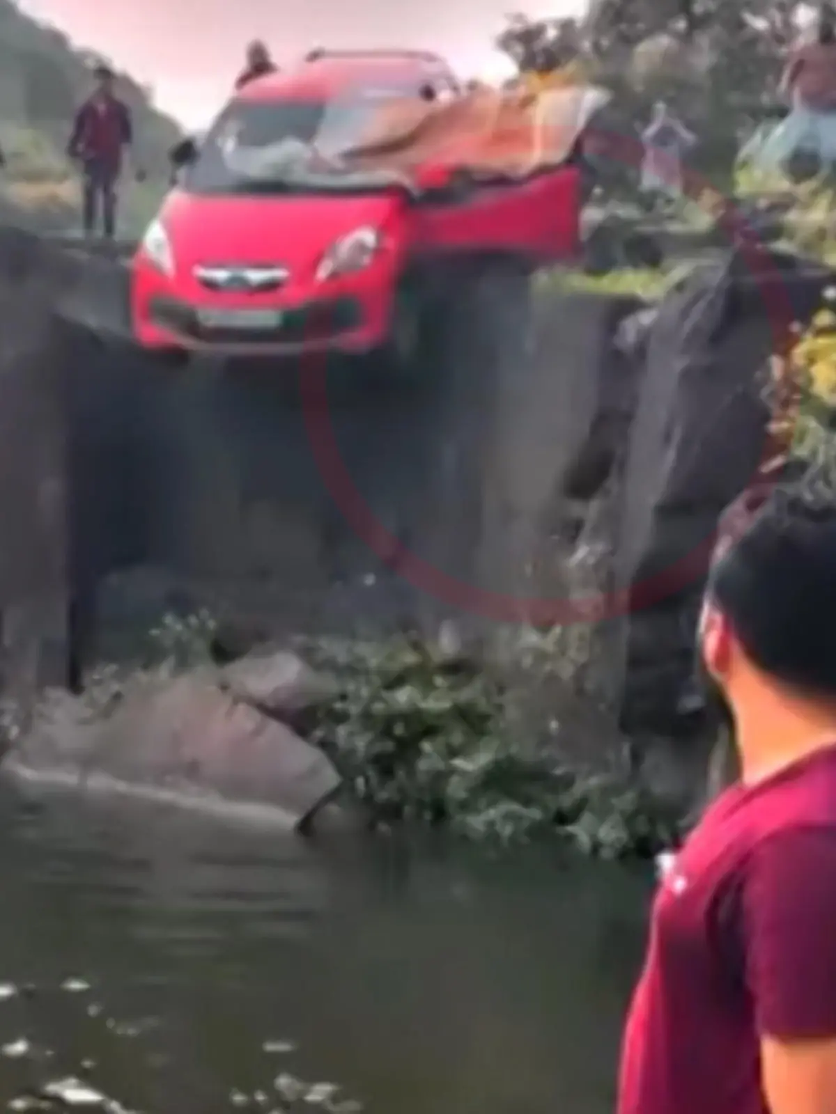 In Indien stürzt ein Auto eine Klippe eines Wasserfalls hinunter. Schnell eilt der Insassin und ihrem Vater ein Passant zur Hilfe. 
Beide konnten gerettet werden.
