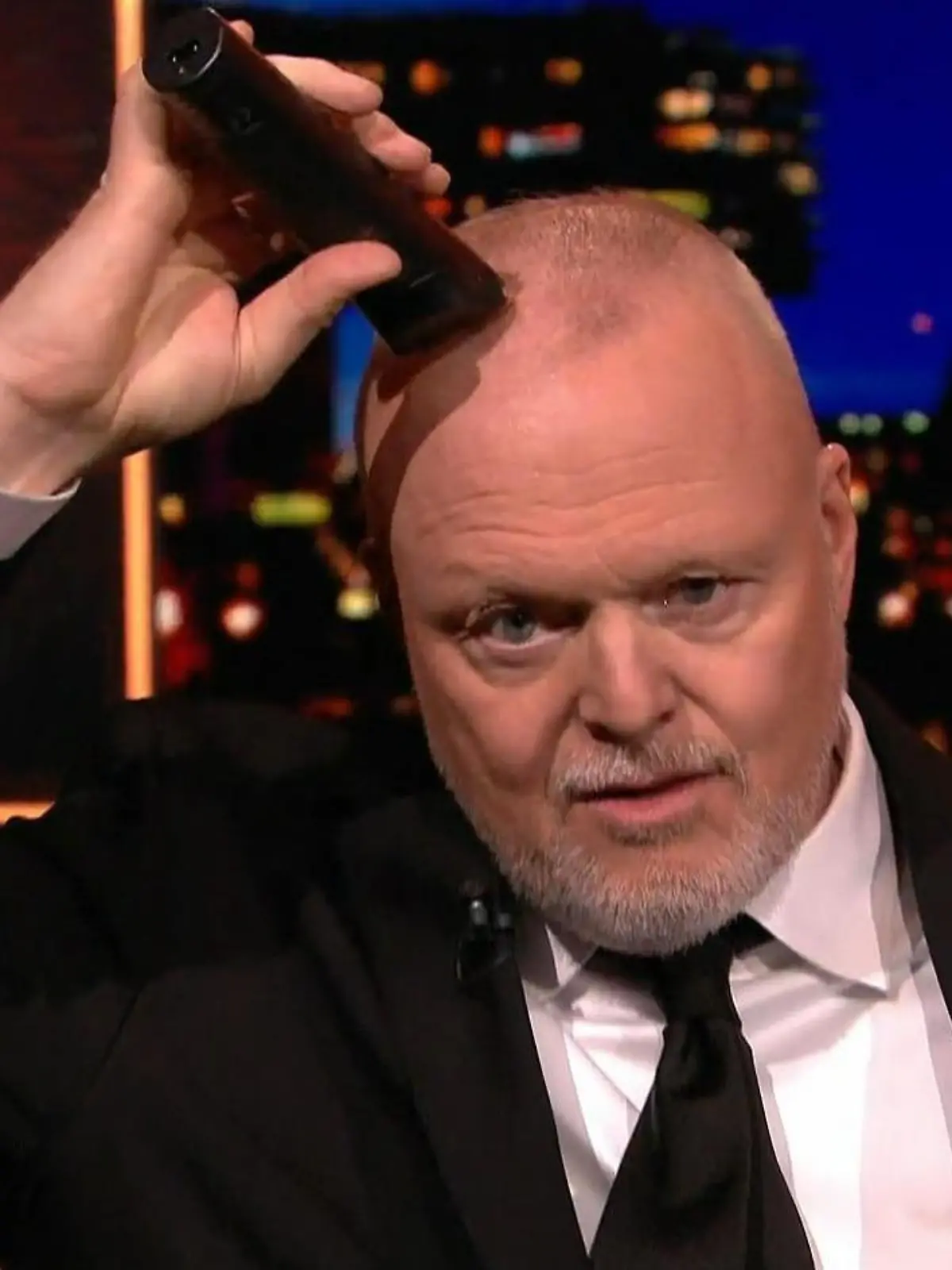 Bild zu: "Haar-Fail bei Stefan Raab! Mitten in der Show greift der Entertainer zum Rasierer"
