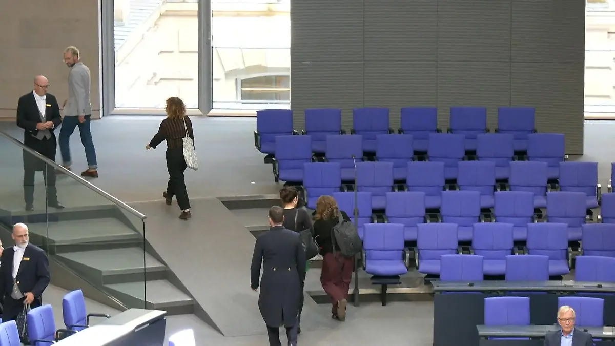 Eklat im Bundestag! Abgeordnete der Linken fliegen DAFÜR aus dem Saal Hausordnung missachtet