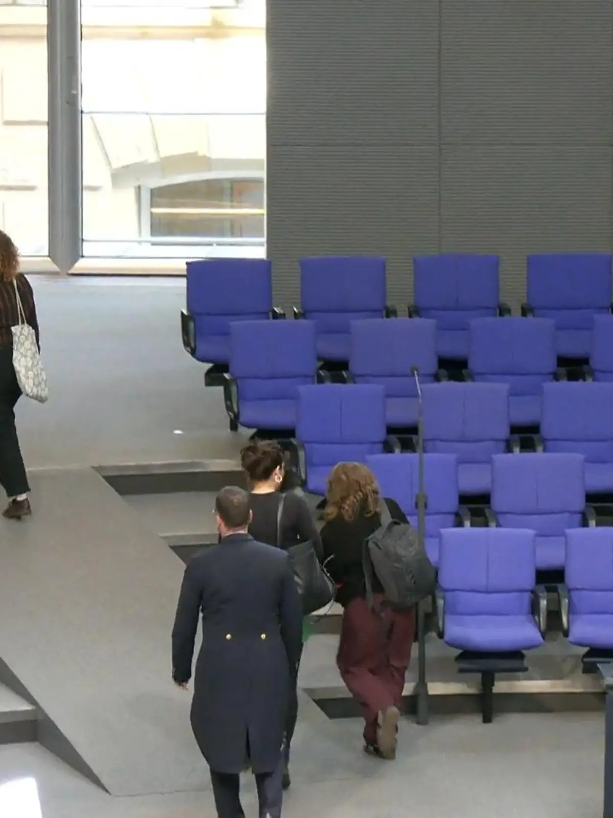 Bild zu: "Eklat im Bundestag! Abgeordnete der Linken fliegen DAFÜR aus dem Saal"