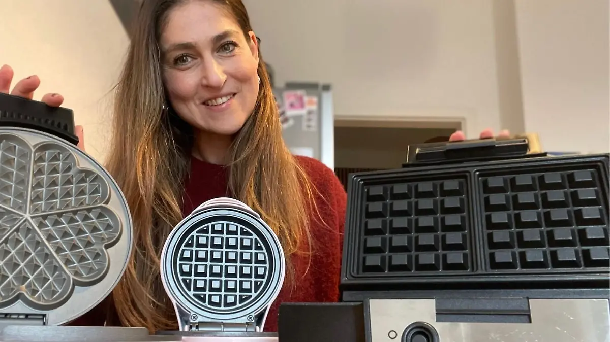 Reporterin mit Waffeleisen im Test 