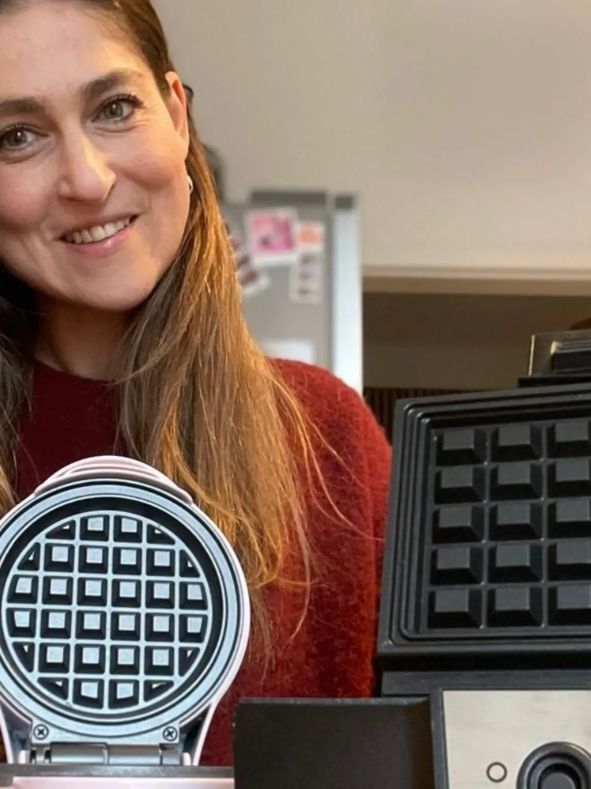 Reporterin mit Waffeleisen im Test 