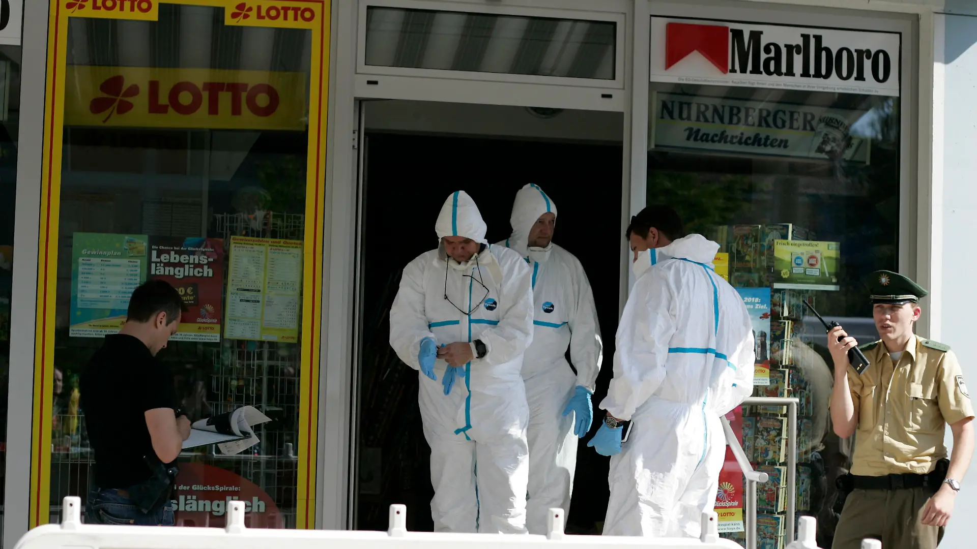 Mord in Lottogeschaeft in Nuernberg
Inhaberin Frieda Hoose ermordet
23.04.2011 nbg
Foto: News5 / Ott
+++ Nutzungs-Hinweis +++
Foto ist honorarpflichtig zzgl. gesetzl. MwSt. 7% . Belegexemplar erbeten. Adresse: Medienhaus Nuernberg - News 5 - Welserstrasse 88, 90489 Nuernberg, Tel.0911/242544-0, HRB 25611 Amtsgericht Nuernberg -
Geschaeftsfuehrer Benjamin Fuchs, Bankverbindung: Sparkasse Nuernberg, Konto Nr.10392512 / BLZ 76050101 . Veroeffentlichung gem. AGB unter www.news5.de . Fotos sind ausschliesslich fuer redaktionelle Zwecke zu verwenden.