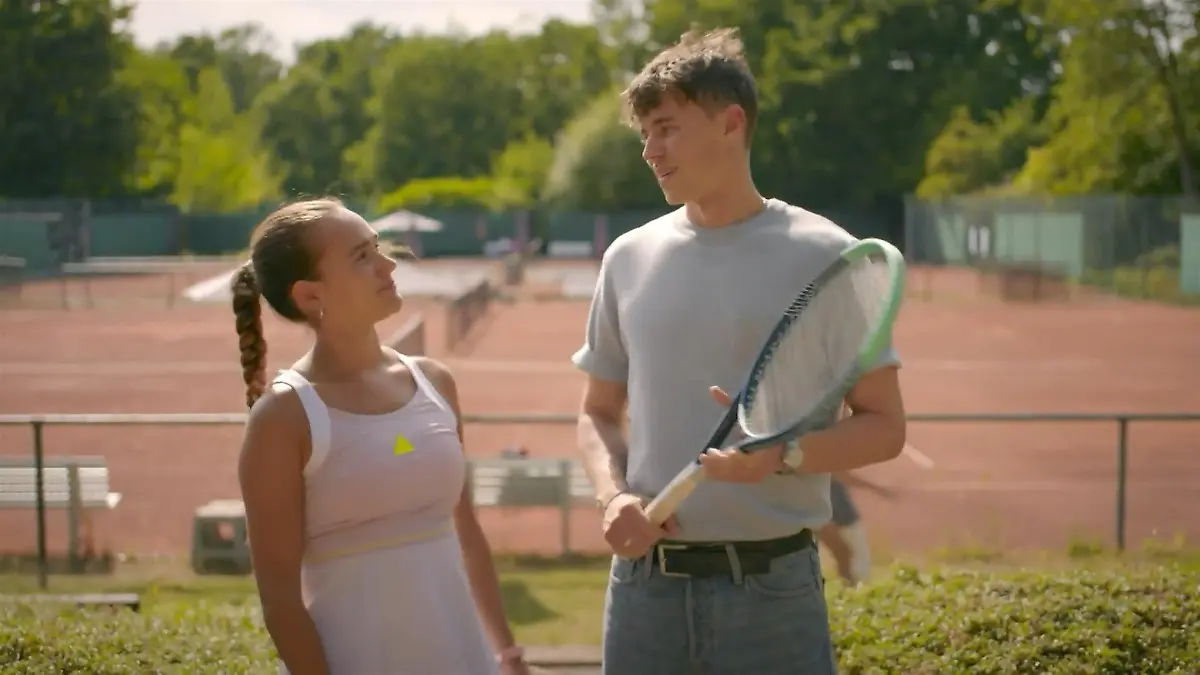 Elias ist bei AWZ der Tennistrainer von Joana. Wie ist die Chemie zwischen den beiden? 