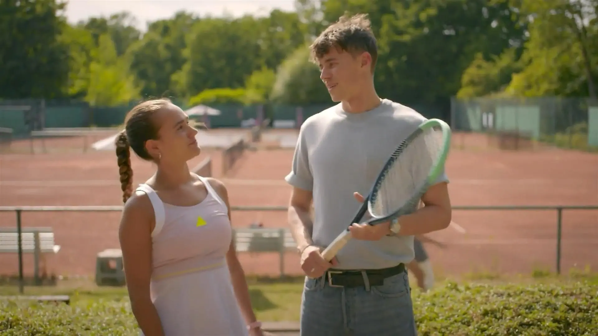 Elias ist bei AWZ der Tennistrainer von Joana. Wie ist die Chemie zwischen den beiden?