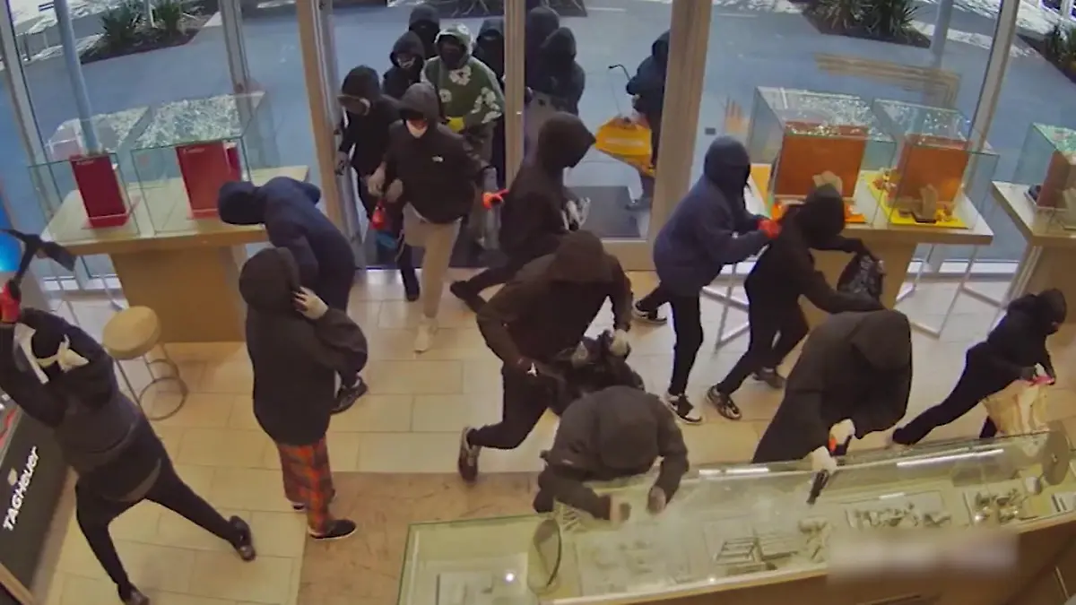 Nächster Coup der Juwelen-Gang? Hier stürmen 25 bewaffnete Täter einen Schmuckladen Beute in Millionenhöhe