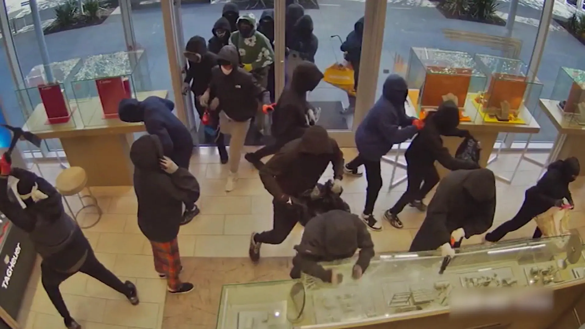 Nächster Coup der Juwelen-Gang? Hier stürmen 25 bewaffnete Täter einen Schmuckladen Beute in Millionenhöhe