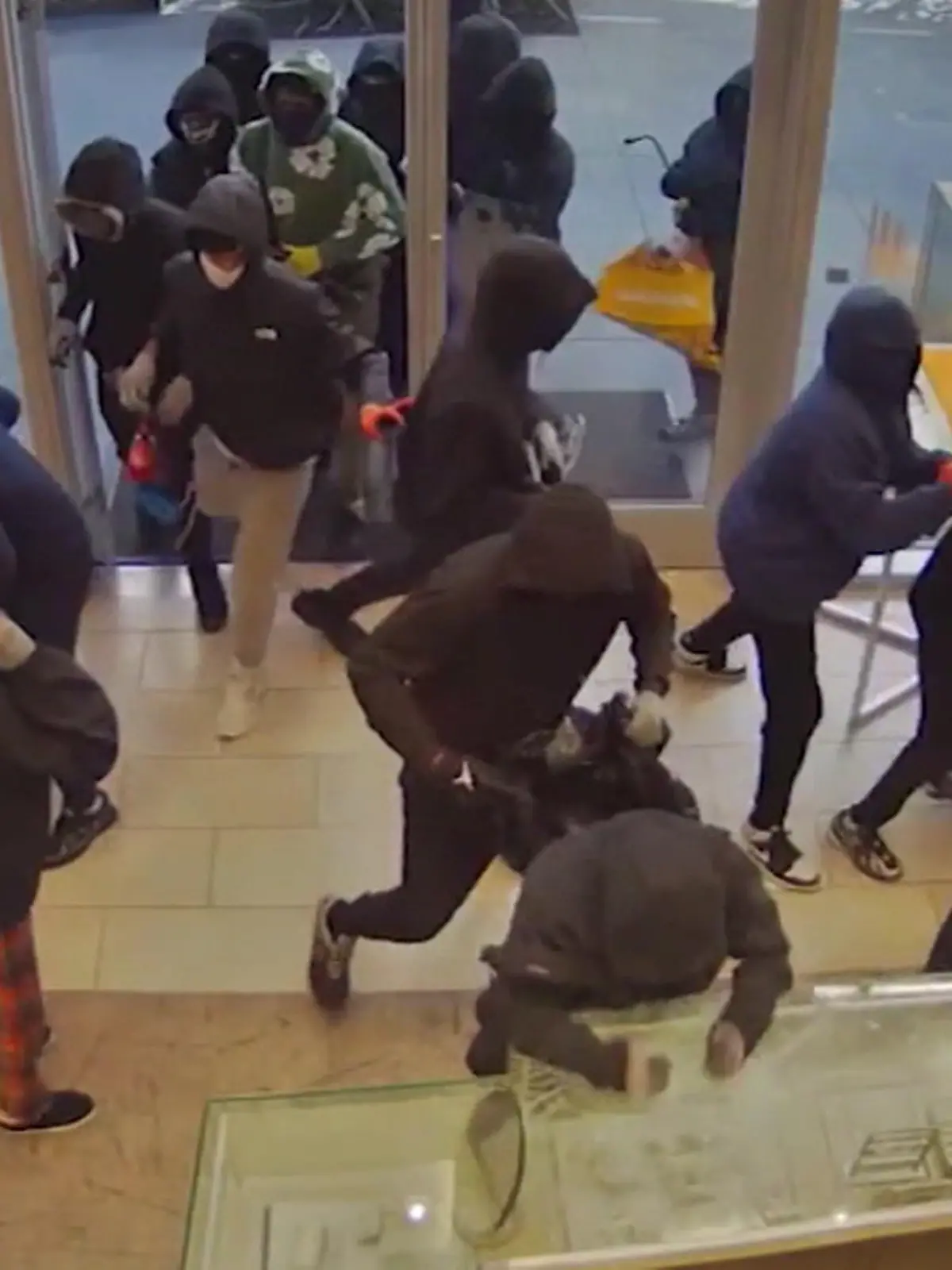 Bild zu: "Nächster Coup der Juwelen-Gang? Hier stürmen 25 bewaffnete Täter einen Schmuckladen"