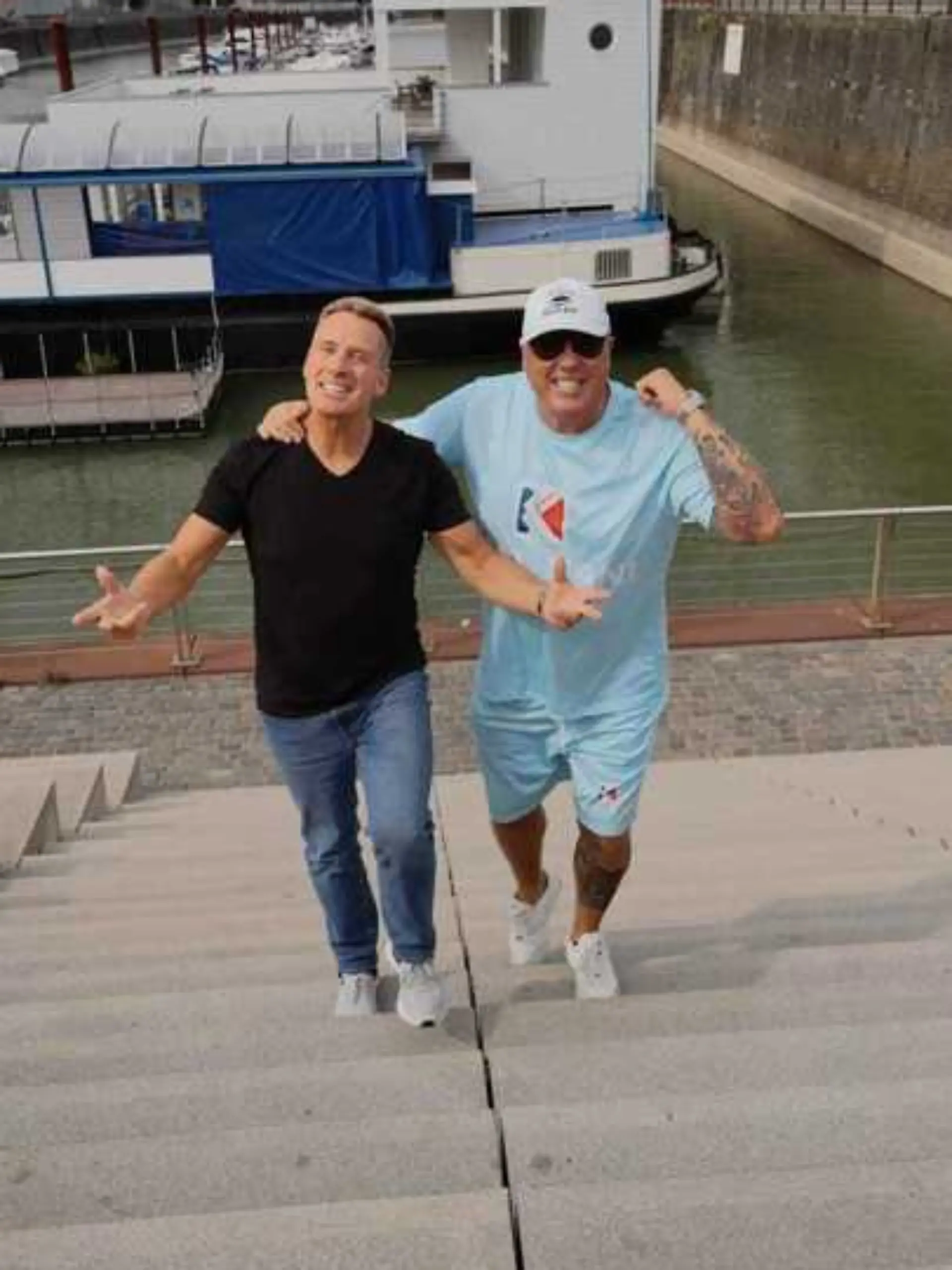 Die beiden haben Spaß: Ramon, der singende Türsteher und Jürgen Milski veröffentlichen nun ihren Song „Dickste Freunde“.