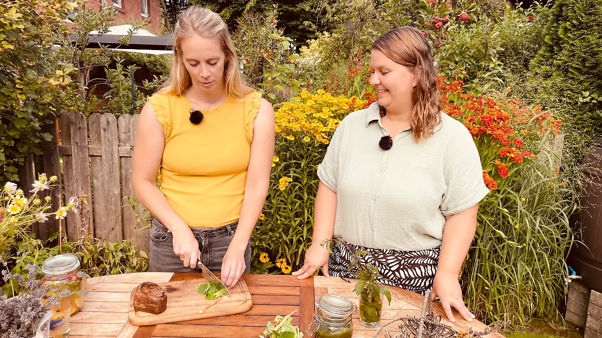 RTL-Reporterin Isabell Jensen kocht zusammen mit Linda Moosherz Kräuter-Rezepte nach.