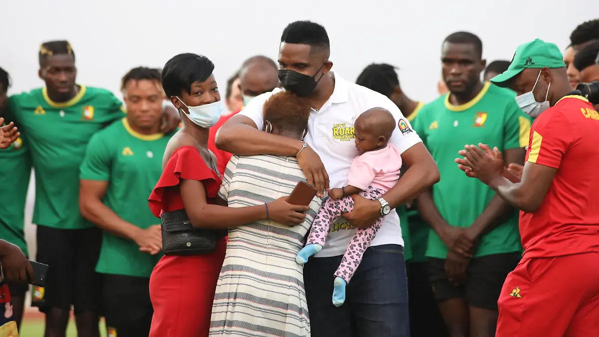 Football - 2021 Africa Cup of Nations - Finals - Semifinal - Cameroon Training - Yaounde - Cameroon. Samuel Etoo with families of victims of the stampede during the 2021 Africa Cup of Nations Afcon Finals semifinal Cameroon Training in Yaounde, Cameroon on 02 February 2022 ©Sports Inc URN:65059791