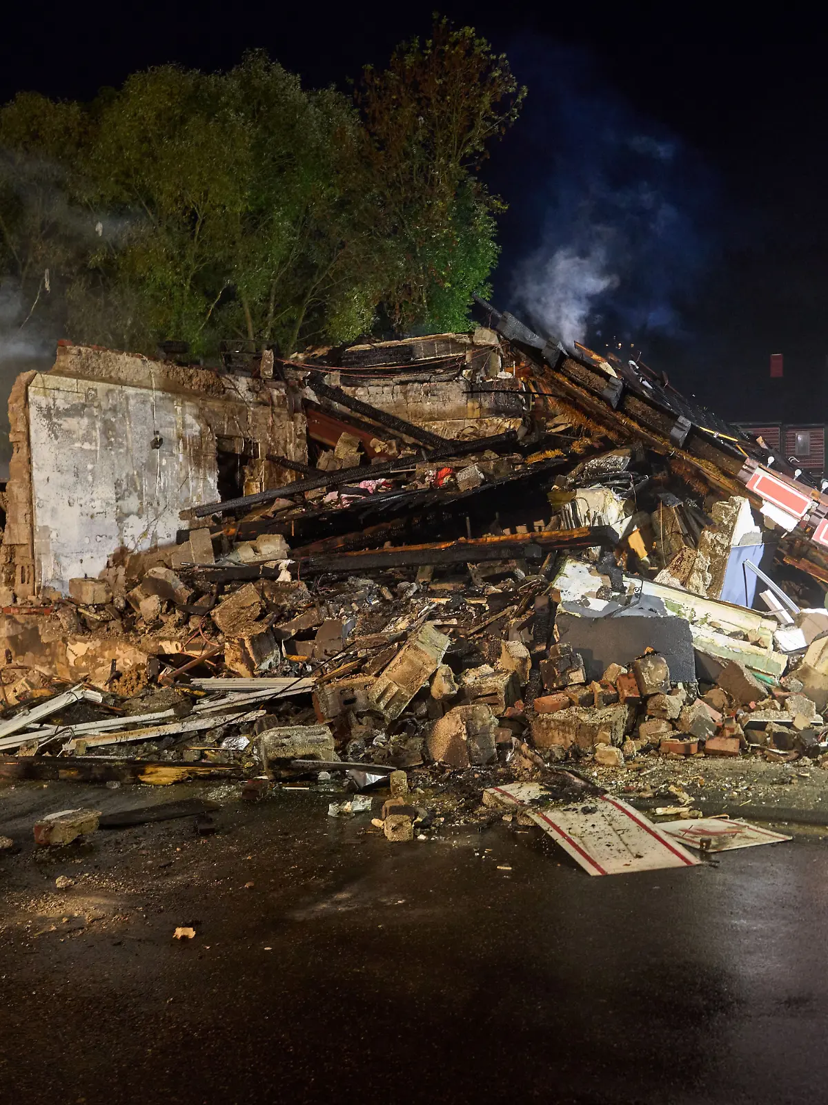 Bild zu: "Explosion zerstört Wohnhaus – acht Menschen verletzt"
