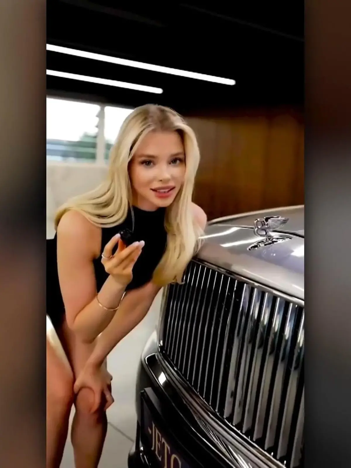 Mit einem Hauch von nichts sorgt das 23-jährige Model Alla Bruletova gerade für viel Unterhaltung, insbesondere auf TikTok. Denn in einem Werbe-Clip streichelt sie einen Bentley ... und zwar total erotisiert. So streicheln garantiert nur sehr wenige ihr Auto: Da wird mit den Plastiknägeln lasziv auf dem Auto herumgetrommelt und der Name ins Mikro gehaucht: Beeeeentleeey! Unter dem Hashtag #BentleyGirl parodieren nun zahlreiche User dieses Video. Sogar das Militär ist auf den Zug oder besser gesagt aufs Auto aufgesprungen. Wie zum Beispiel Tyler Butterworth. Der YouTuber und TikToker ist Staff Sergeant bei der US-Nationalgarde und streichelt liebevoll über die Radmuttern seines Geländefahrzeugs. Und auch die Luftwaffe präsentiert im Bentley-Girl-Style ihren Hubschrauber. In ihrem neuesten Clip beweist Alla Bruletova jetzt auch noch viel Humor - wie all das aussieht, sehen Sie im Video.