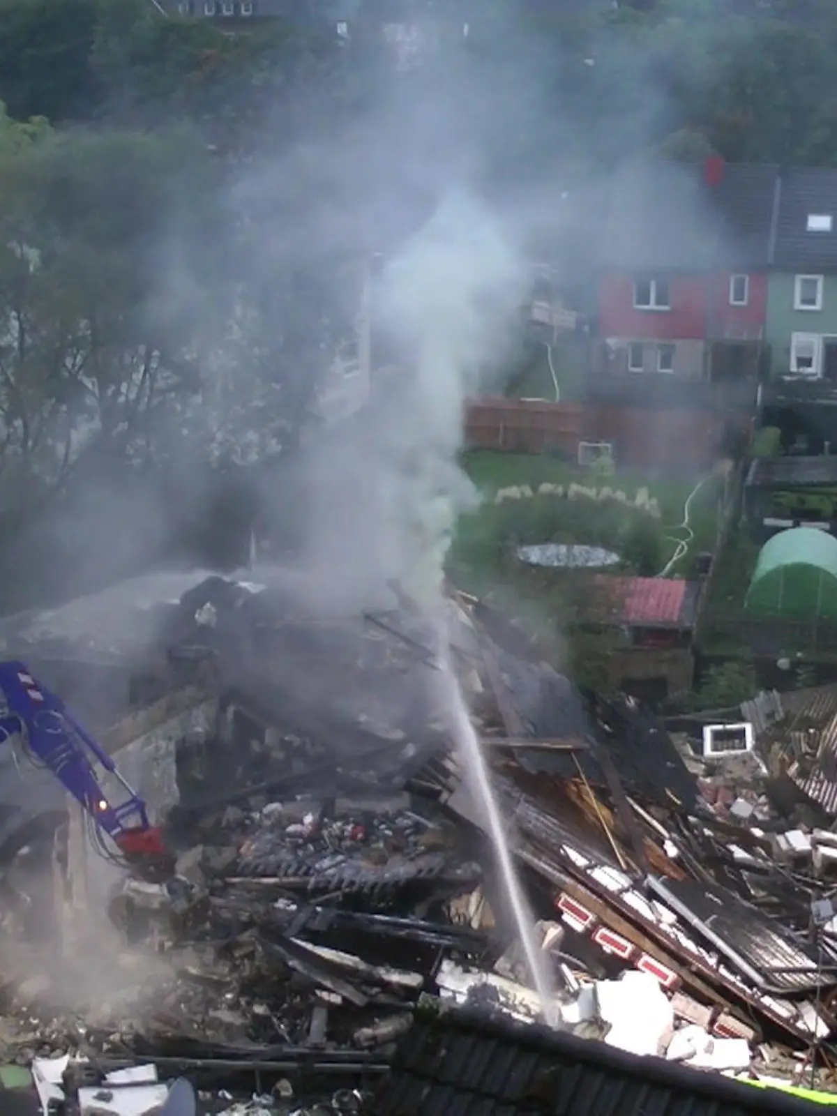 Bild zu: "Explosion zerstört Wohnhaus – acht Menschen verletzt"