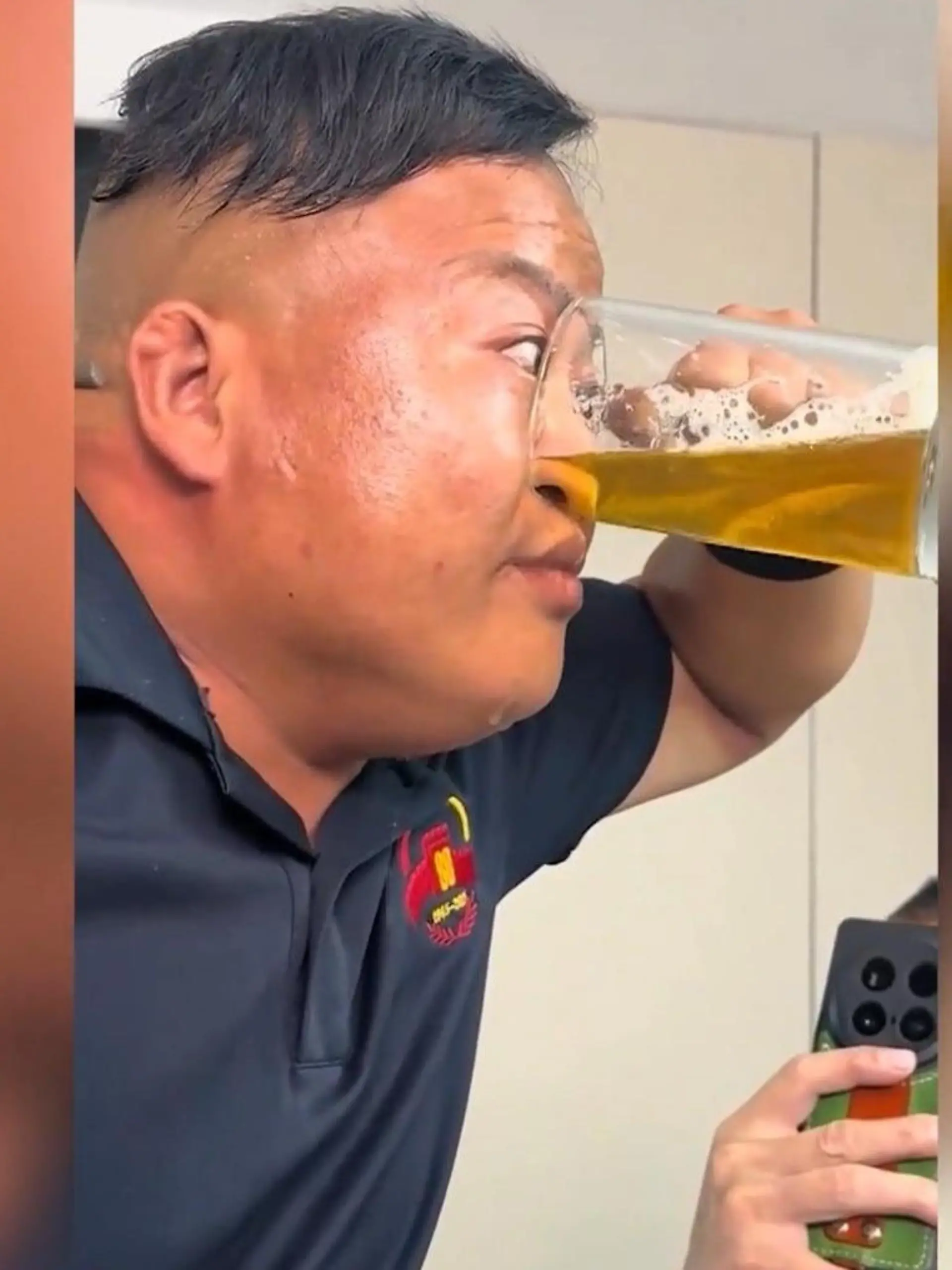 Bild zu: "Richtige Saufnase! Mann ext Bier in Rekordzeit – aber nicht mit dem Mund"