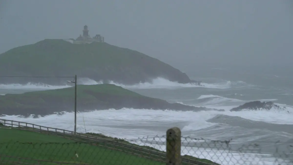 Auswirkungen von ex-Hurrikan Ophelia in Europa Sturm über Irland