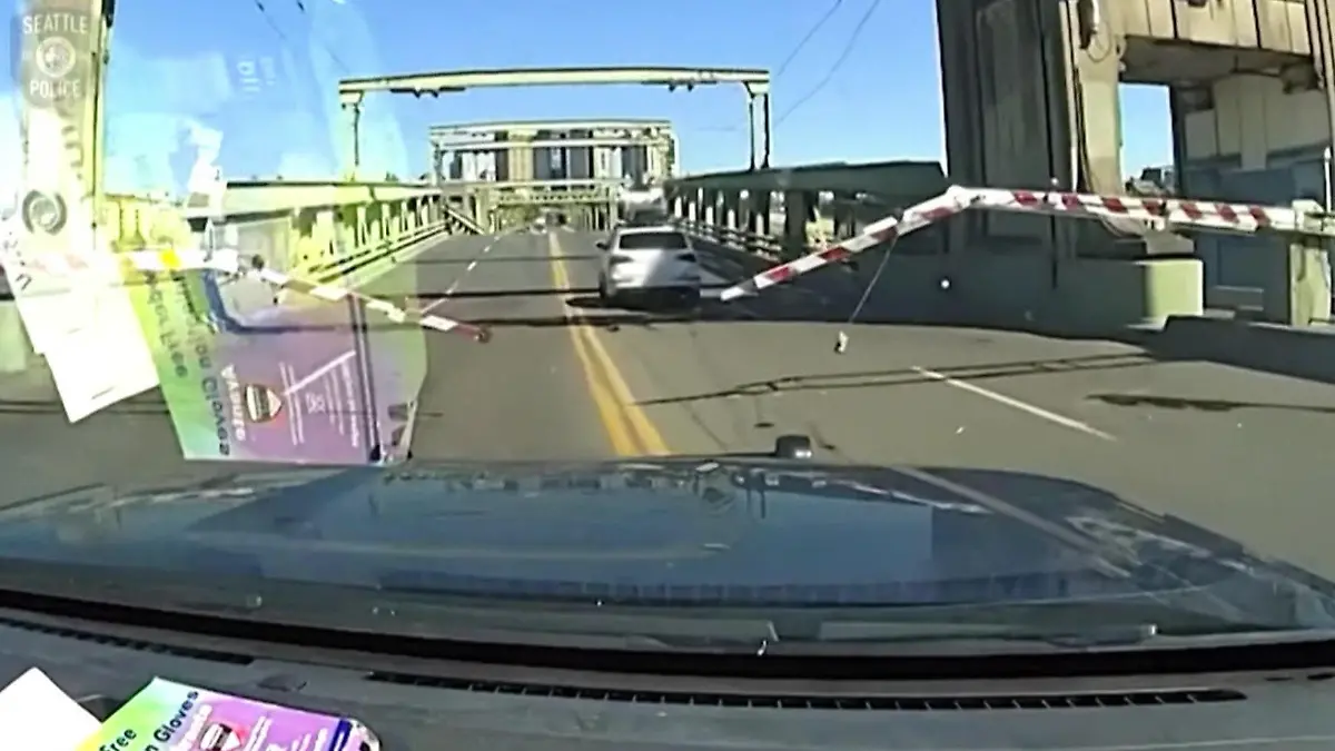 Spektakuläre Verfolgungsjagd! Autodieb entwischt Polizei mit Sprung über geöffnete Brücke Waghalsiger Verbrecher in Seattle