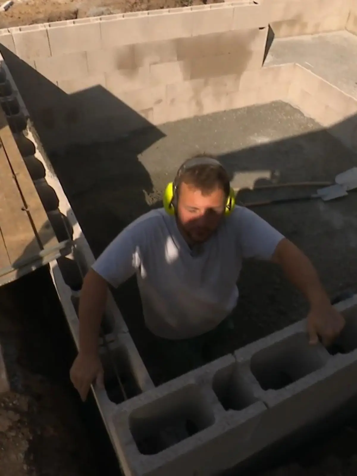 Bild zu: "Der Pool nimmt Form an"