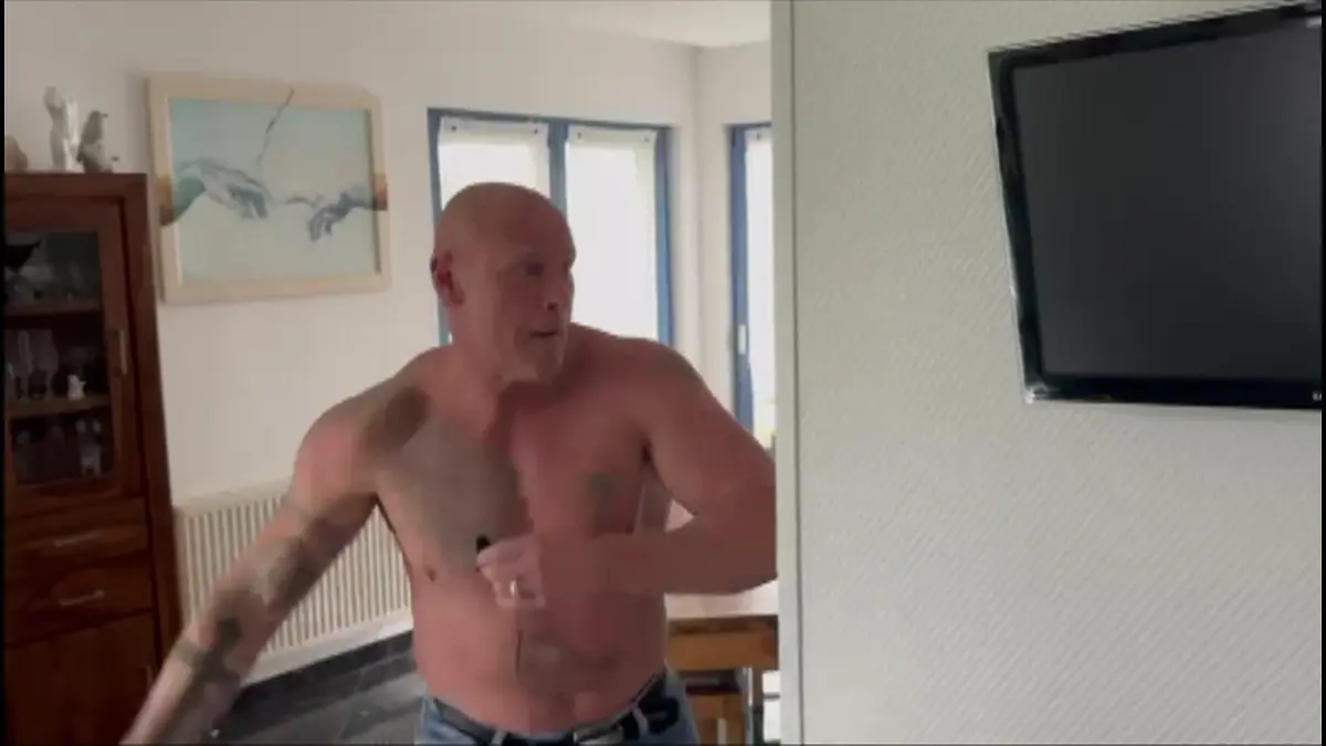 Hier macht er's vor: Thorsten Legat zeigt seine starke rechte Hand Vorbereitung für Slapfight gegen Evil Jared