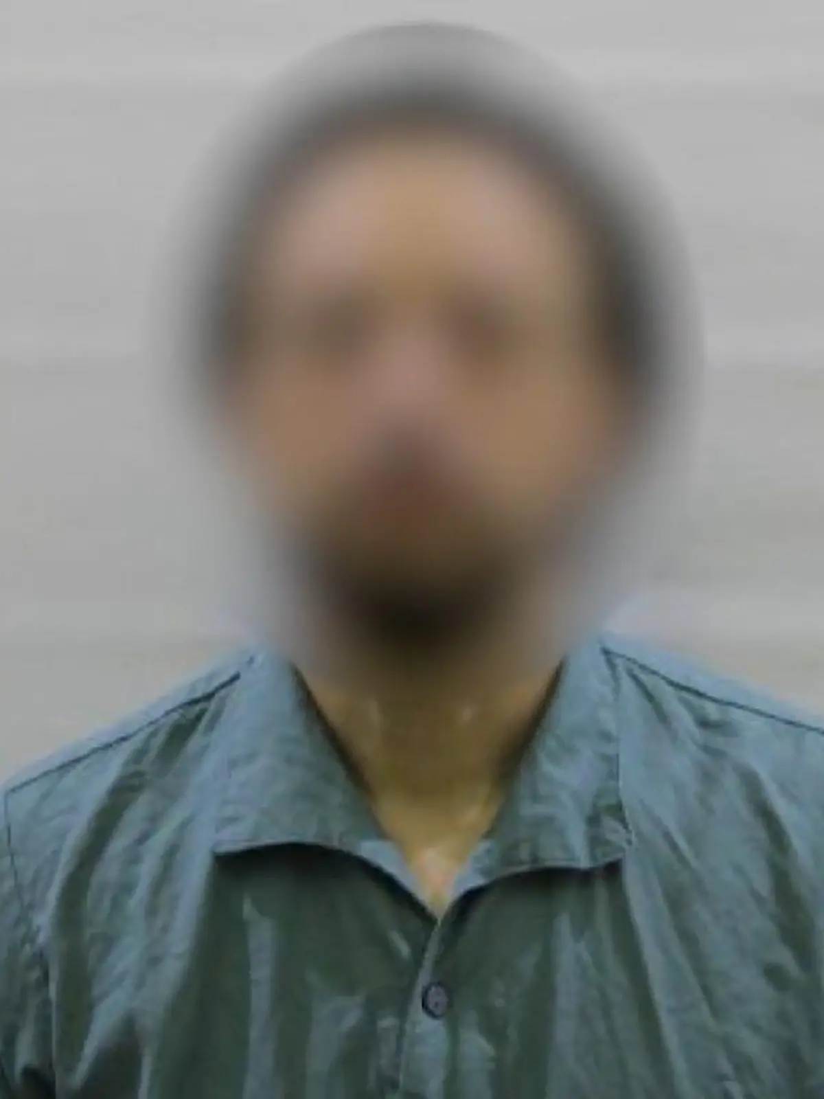 Noch immer ist Rachid Chouakri (40) auf der Flucht, die Polizei sucht fieberhaft nach dem verurteilten Mörder. Er war am Donnerstagnachmittag aus einem Fenster des Amtsgerichts Regensburg entkommen. Der Algerier sitzt eine lebenslange Haftstrafe für ein brutales Verbrechen an Ostern 2011 ab: Gemeinsam mit seinem Bruder überfiel er einen Lottoladen in Nürnberg und erwürgte die 76-jährige Besitzerin – um dort rund 100 Stangen Zigaretten zu klauen.