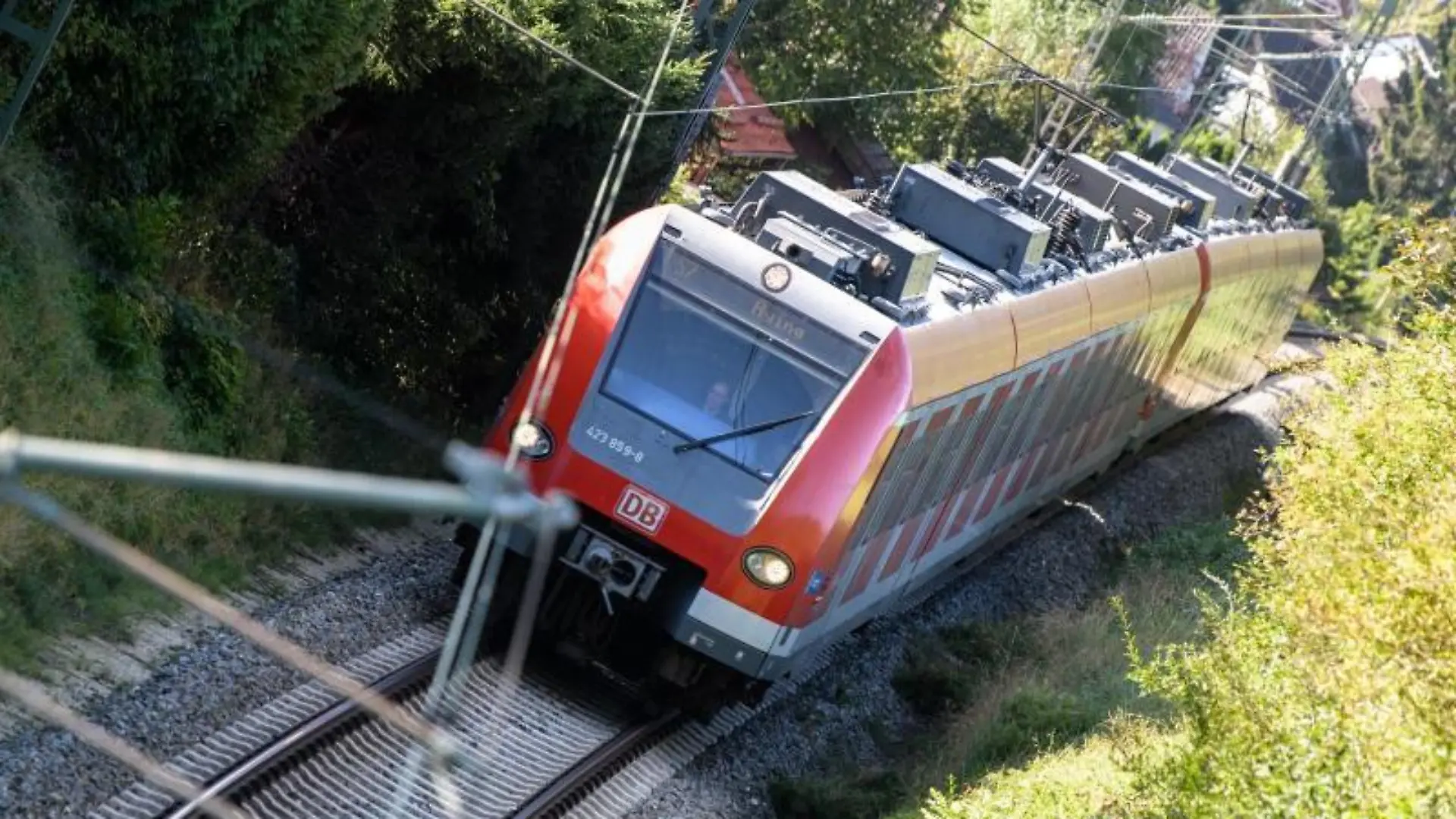 Eine S-Bahn fährt über die Gleise