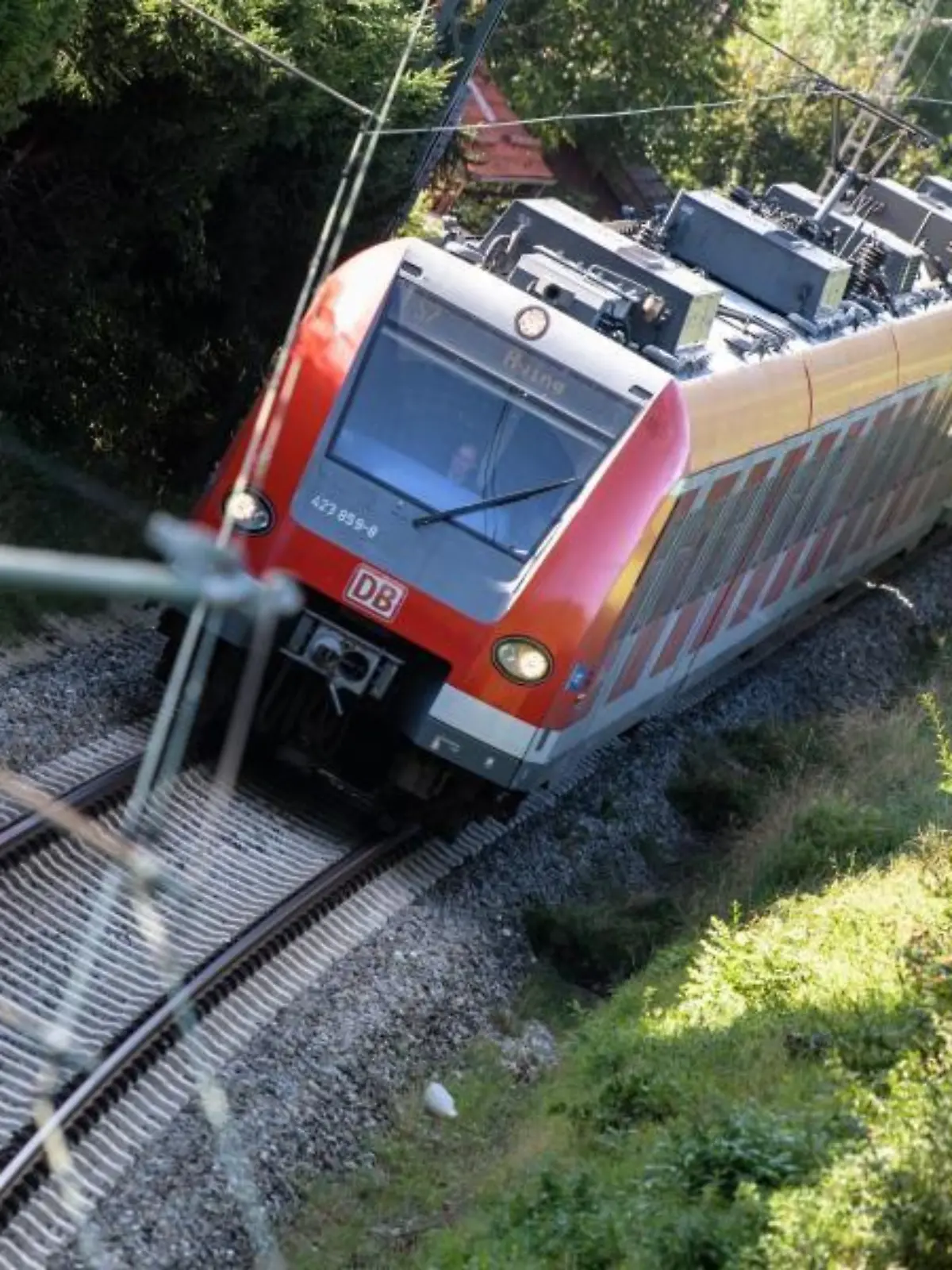 Eine S-Bahn fährt über die Gleise