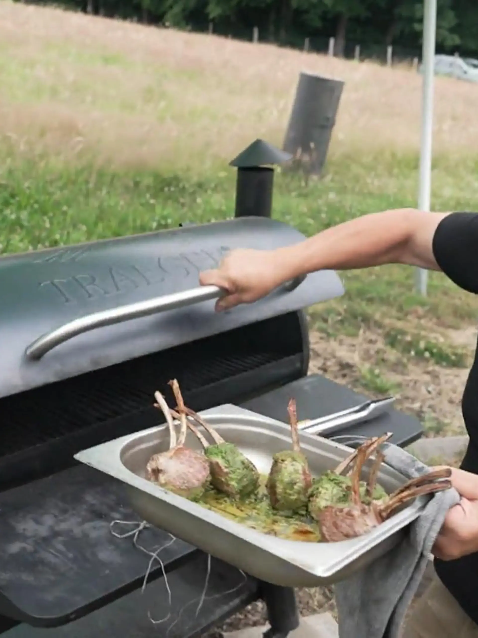 Bild zu: "Grillmeister Stephan ist mit seiner Leistung nicht zufrieden"