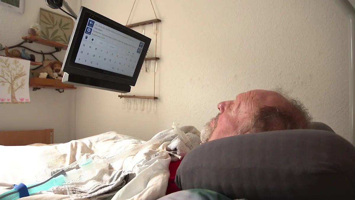 Weil Manfred durch seine Kanüle im Hals nicht mehr sprechen kann, kommuniziert er über einen Computer, den er mit den Augen steuert.