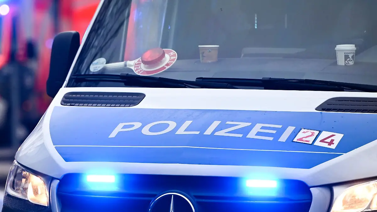 In Lübeck überfallen am Donnerstag (25. September) drei Männer mit einer Machete ein Pärchen in seiner Wohnung. (Symbolbild)