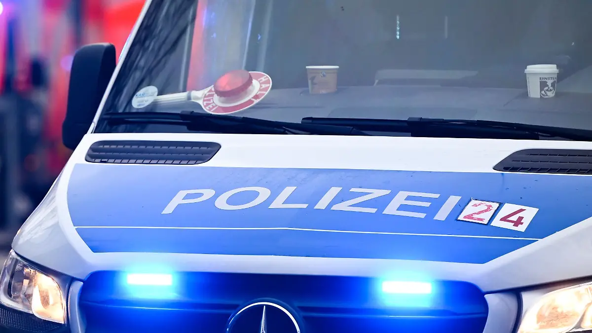 L-beck-Pl-tzlich-tauchen-sie-mit-Machete-in-der-Wohnung-auf-M-nner-berfallen-Paar