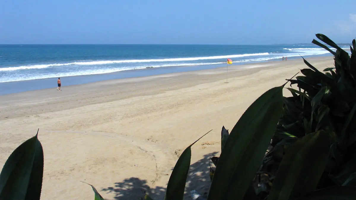Scheinbar harmlos und verlockend schön - der bei Ebbe besonders breite Sandstrand und die leichte Brandung des Indischen Ozeans im Norden von Kuta (Foto vom 23.11.2004). Bali hat über Jahre viele Idealvorstellungen von einem tropischen Traumurlaub erfüllt. Von den Folgen des Bombenanschlags im Oktober 2002 hatte sich die Tourismus-Wirtschaft inzwischen wieder erholt. Nun geht die Sorge um, dass die Naturkatastrophe vom 26.12.2004 unterschiedslos alle großen Urlaubsziele in der Region in Mitleidenschaft ziehen könnte. Foto: Frank Baumgart +++(c) dpa - Report+++