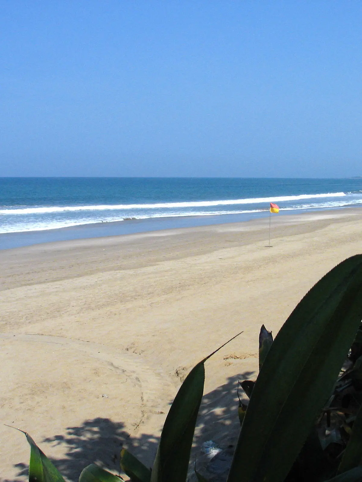 Scheinbar harmlos und verlockend schön - der bei Ebbe besonders breite Sandstrand und die leichte Brandung des Indischen Ozeans im Norden von Kuta (Foto vom 23.11.2004). Bali hat über Jahre viele Idealvorstellungen von einem tropischen Traumurlaub erfüllt. Von den Folgen des Bombenanschlags im Oktober 2002 hatte sich die Tourismus-Wirtschaft inzwischen wieder erholt. Nun geht die Sorge um, dass die Naturkatastrophe vom 26.12.2004 unterschiedslos alle großen Urlaubsziele in der Region in Mitleidenschaft ziehen könnte. Foto: Frank Baumgart +++(c) dpa - Report+++