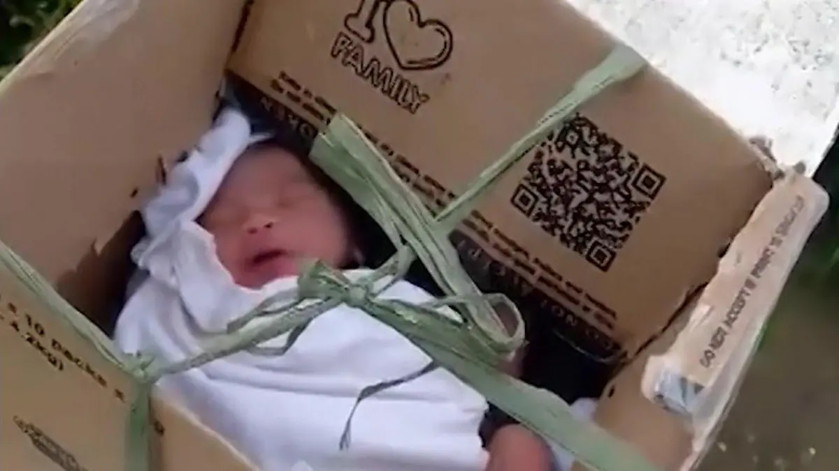 Erst wenige Stunden alt! Neugeborenes schutzlos an Straße ausgesetzt Pappkarton statt Babybett