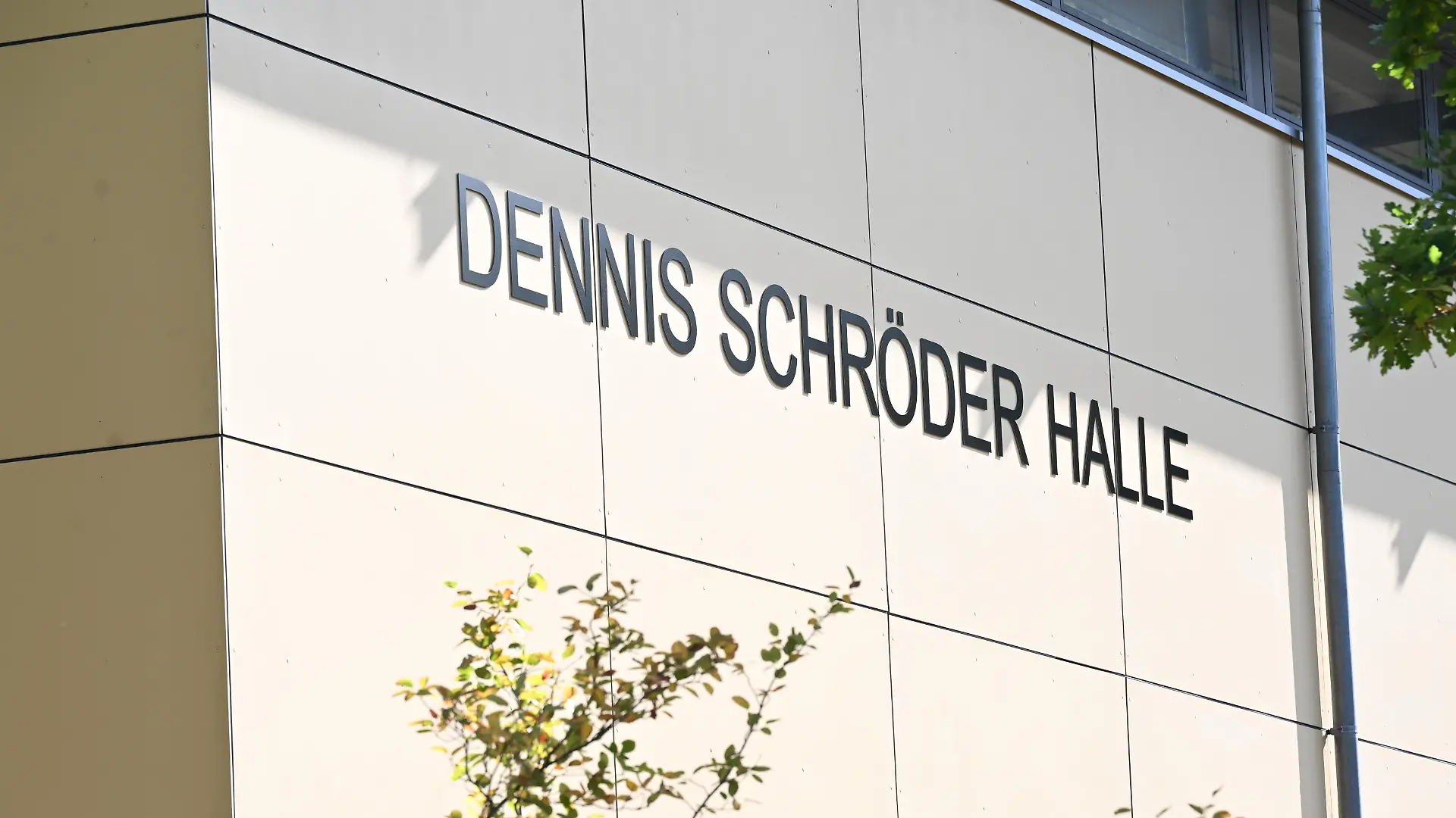 Eine Sporthalle in Braunschweig trägt nun den Namen von Dennis Schröder.