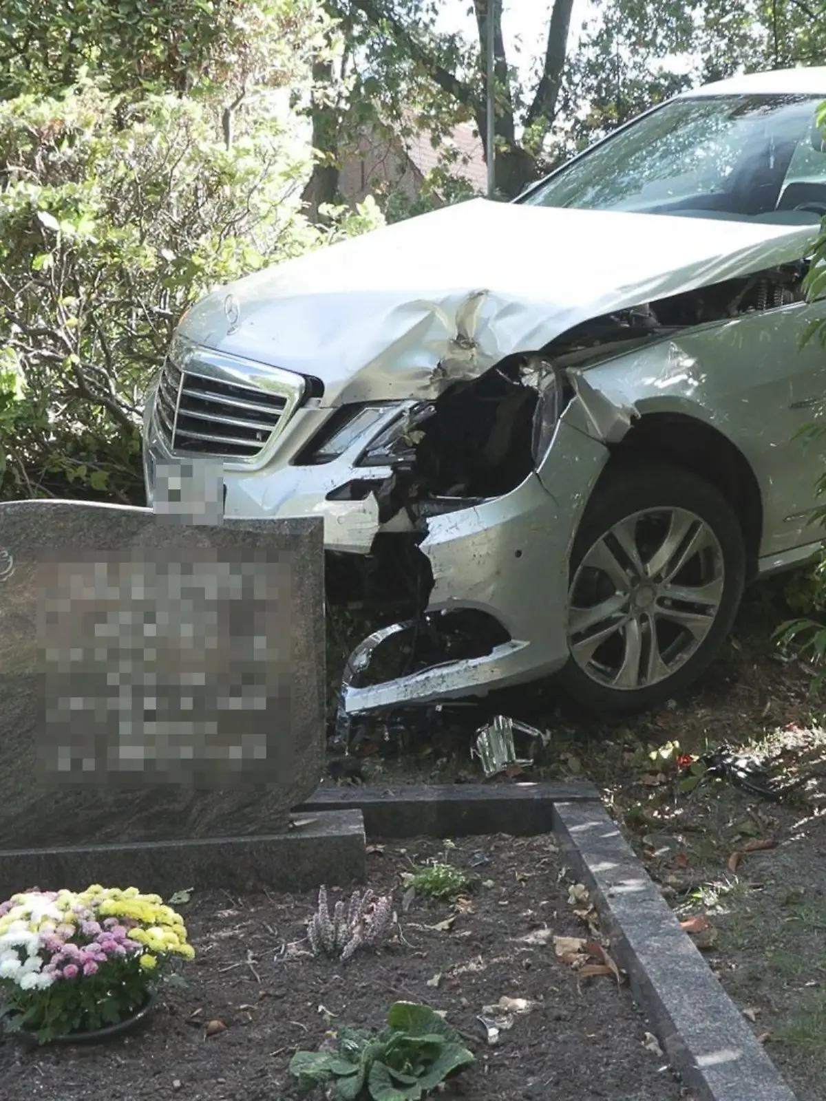Bild zu: "Radfahrer (9) nach Unfall schwer verletzt – Auto landet auf Friedhof "