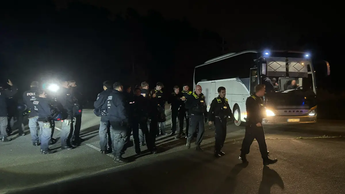 Bei der Überprüfung mutmaßlicher Fußballfans wurde ein Polizist verletzt.
