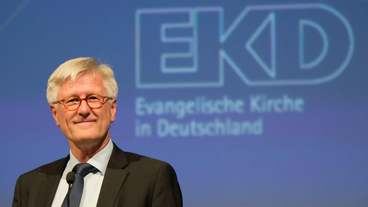 Der Landesbischof der Evangelisch-Lutherischen Kirche in Bayern, Heinrich Bedford-Strohm, bedankt sich am 11.11.2014 nach seiner Wahl zum neuen Ratspäsidenten der Evangelischen Kirche Deutschland (EKD) auf der 11. Synode der EKD in Dresden (Sachsen). Foto: Arno Burgi/dpa +++(c) dpa - Bildfunk+++