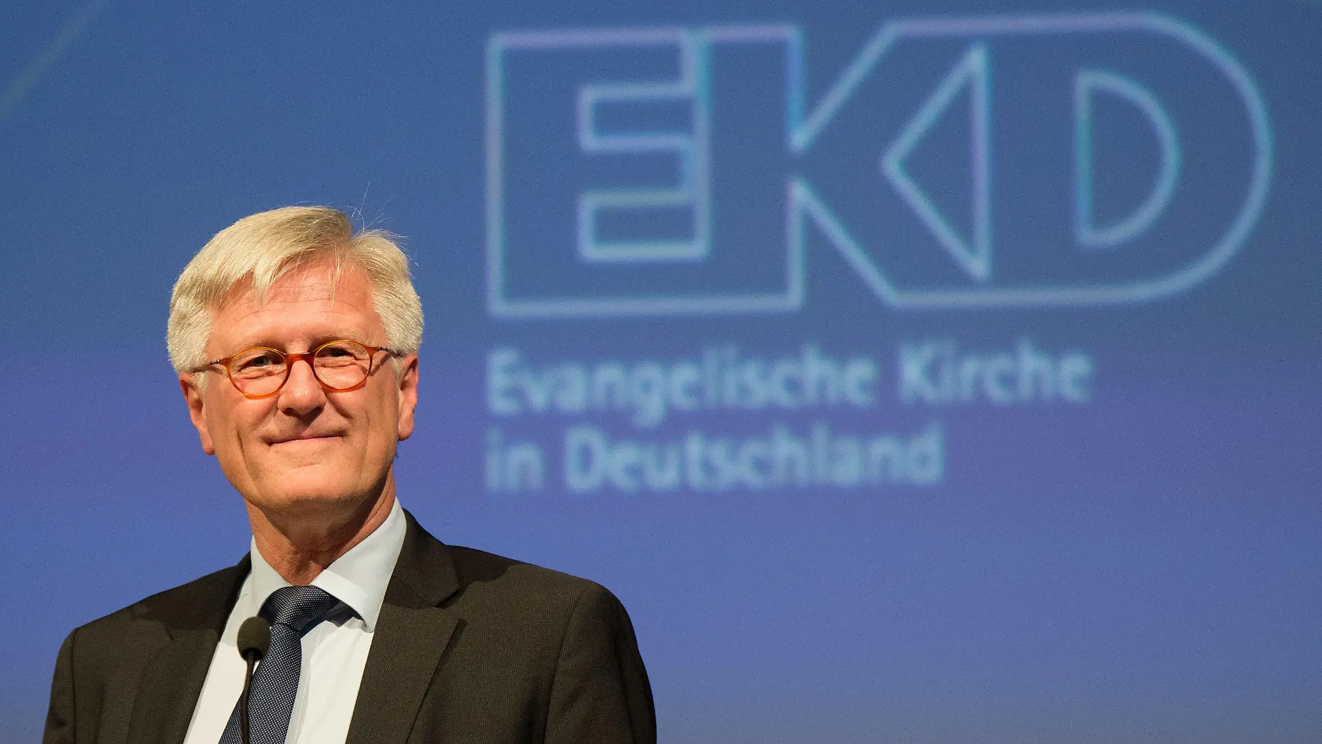 Der Landesbischof der Evangelisch-Lutherischen Kirche in Bayern, Heinrich Bedford-Strohm, bedankt sich am 11.11.2014 nach seiner Wahl zum neuen Ratspäsidenten der Evangelischen Kirche Deutschland (EKD) auf der 11. Synode der EKD in Dresden (Sachsen). Foto: Arno Burgi/dpa +++(c) dpa - Bildfunk+++